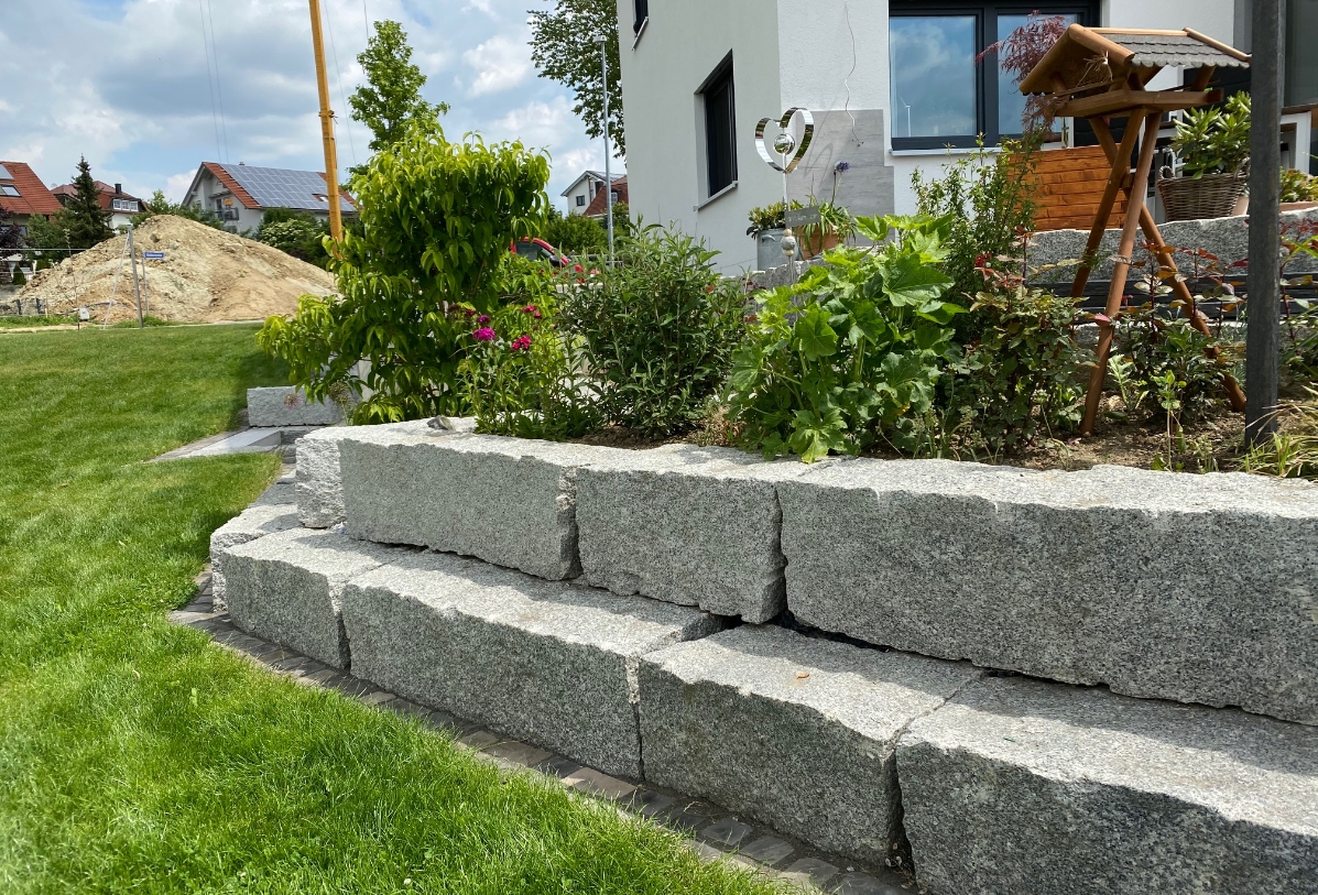 Granit Mauersteine in einem Garten