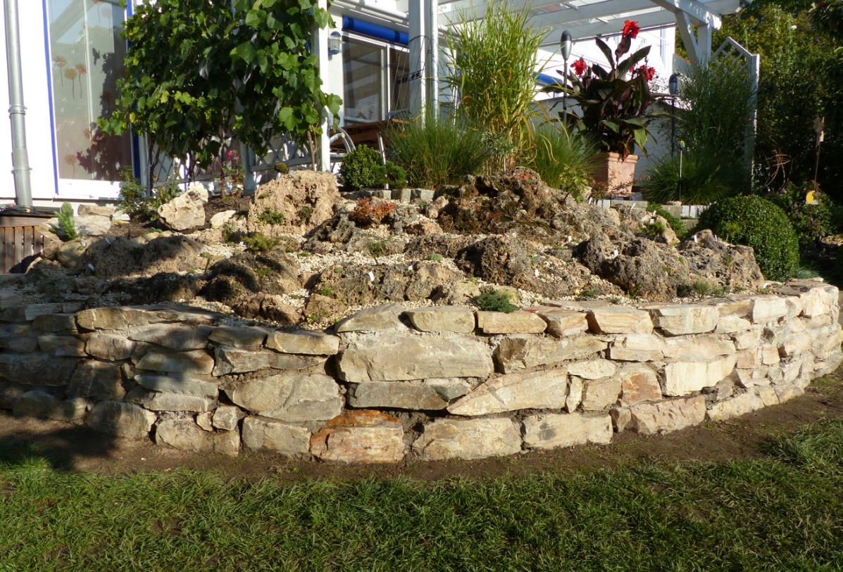 Quarzit Mauersteine in einem Garten