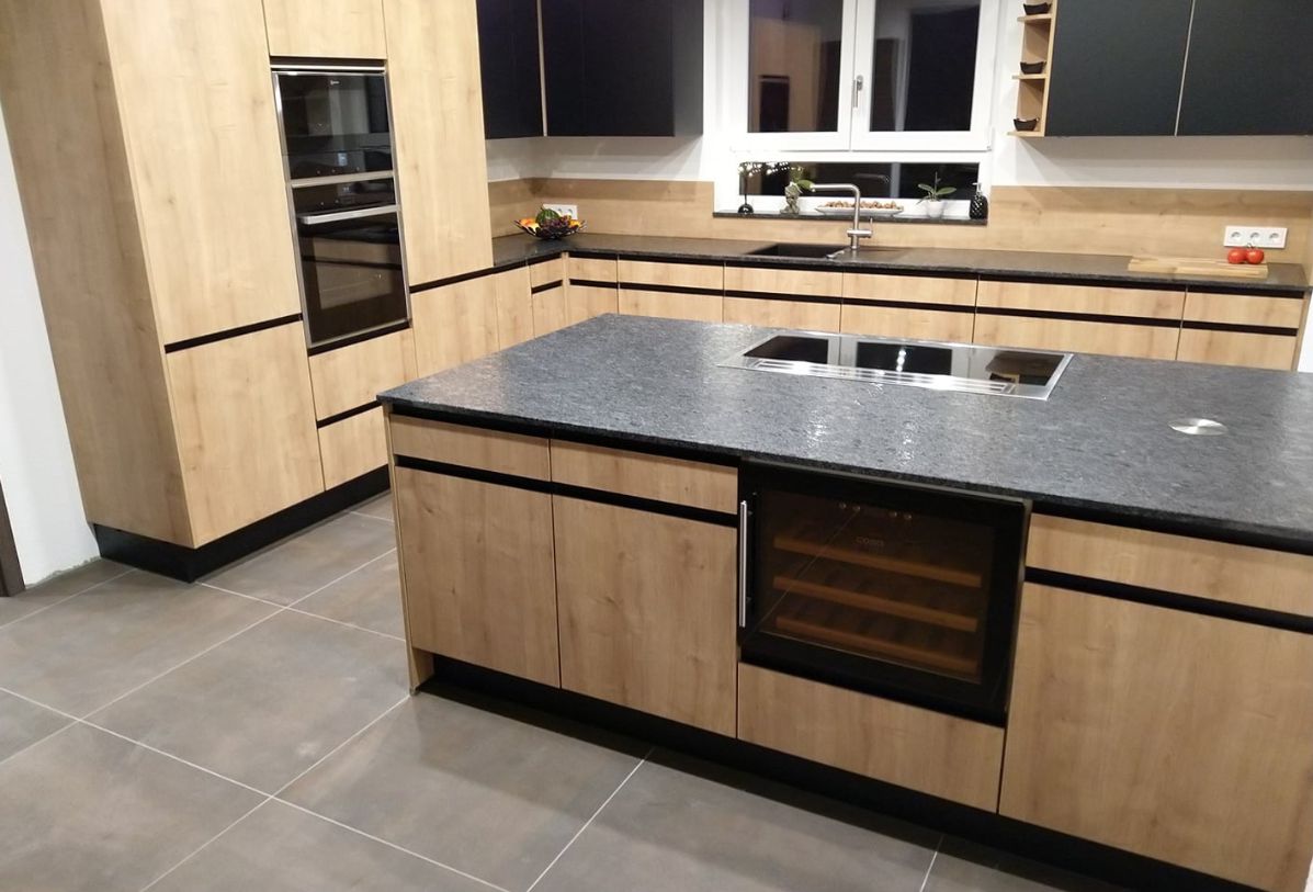 Küche mit einer Holzverkleidung und einer Arbeitsplatte aus Steel Grey Naturstein