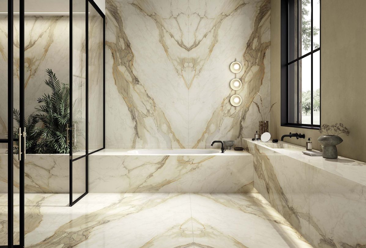 Modernes luxuriöses Badezimmer mit großformatigen Keramikfliesen, die in der Mitte gespiegelt sind